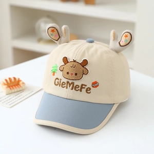 Détail de casquette bébé avec bois en peluche 3D et broderie girafe mignonne sur coton