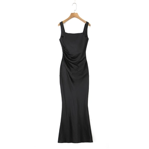 Détail de robe longue en satin noir avec fronces latérales et décolleté carré chic