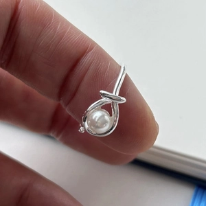Minimalist 925 sterling silver pearl open ring with twisted rope knot design on hand