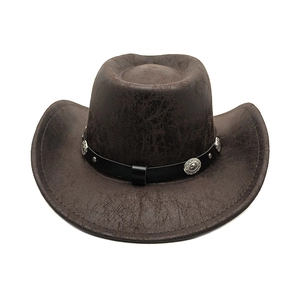 Dettaglio di cappello da cowboy marrone scuro con trama in pelle invecchiata e borchie