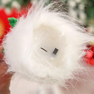 Détail du dessous d'un gnome de Noël lumineux montrant le compartiment à piles