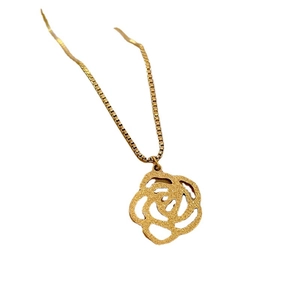 Collier minimaliste en acier titane doré avec pendentif camélia et chaîne gourmette