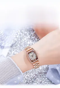 Détail d'une montre tonneau en or rose avec cadran et lunette sertis de diamants brillants