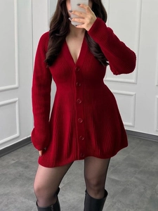 Détail de la robe cardigan en maille rouge avec col en V et manches longues
