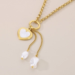 Détail du pendentif cœur doré avec nacre et pampilles élégantes en perles baroques