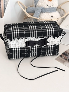 Trousse à maquillage à carreaux avec dentelle blanche et nœud en satin noir