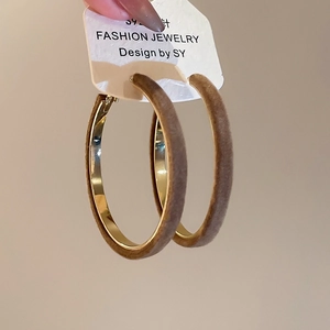Detail of S925 silver needle hoop earring with brown flocking and gold alloy finish