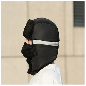 Détail du chapeau de trappeur avec masque à valve et bandes réfléchissantes de sécurité