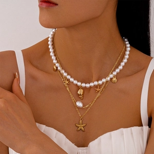 Dettaglio della collana a tre strati stile mare con stelle marine e perle finte