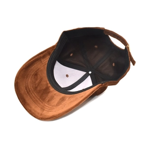 Detailansicht des hochwertigen Innenfutters einer braunen Samt-Baseballkappe für Damen.