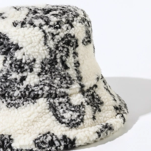 Chapeau bob d'hiver en polaire paisley avec texture chaude en peluche marbrée noir et blanc