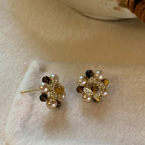 Elegante vergoldete Blumen-Ohrstecker mit Perlen, Zirkonia und zentralem CC-Logo-Motiv