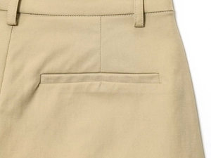 Dettaglio dei pantaloni in twill kaki con tasca a filo e passanti per cintura