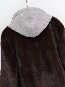 Rückansicht einer dunkelbraunen Kunstpelzjacke mit Kapuze und grauen Kontrasten im Detail