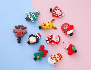 Détail du lot de barrettes de Noël avec motifs mignons bonhomme de neige et renne