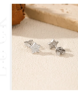 Dettaglio orecchini a stella in argento 925 con pavé di moissanite e chiusura a farfalla