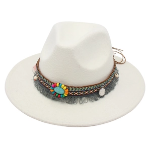 Cappello fedora in feltro bianco con fascia etnica, pietre turchesi e ciondolo in argento