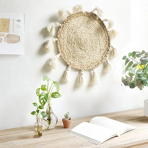 Decorazione da parete bohémien in paglia intrecciata a mano con nappe bianche per casa