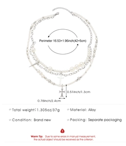 Detalle de collar multicapa de perlas y aleación con cruces de diamantes y colgantes de estrella