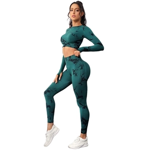 Ensemble de yoga tie-dye pour femme avec haut court à manches longues et legging taille haute