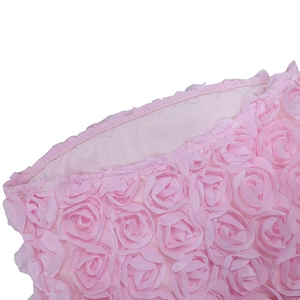 Nahaufnahme von rosafarbenem Stoff mit 3D-Rosenblüten-Dekoration und Mesh-Details