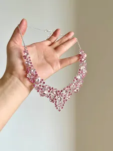 Nahaufnahme der rosa Kristall-Halskette mit luxuriösem floralem Tropfenanhänger-Detail