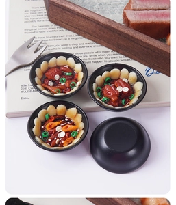 Dettaglio di quattro modelli di cibo in miniatura con carne e verdure in resina realistica