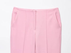 Dettaglio dei pantaloni a zampa rosa che mostra la vita alta e la trama del tessuto