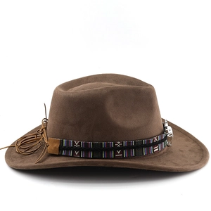 Détail d'un chapeau de cowboy en daim marron avec ruban tissé coloré et cordon en cuir