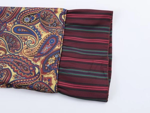 Vue détaillée du motif paisley et des poignets rayés colorés sur l'ensemble pyjama