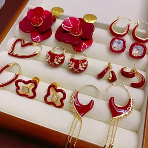 Élégante collection de boucles d'oreilles émaillées rouges et dorées aux motifs floraux