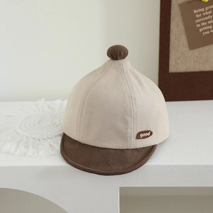 Detailansicht der seitlichen 'good' Stickerei auf dieser Retro-Baby-Farbe-Kappe