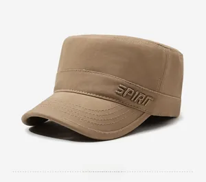 Vue latérale d'une casquette cadet kaki avec broderie 3D et texture en sergé de coton