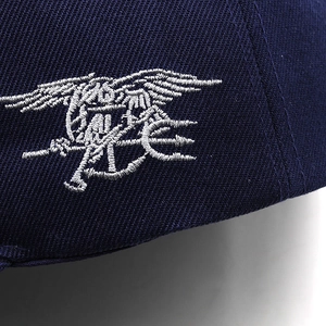 Dettaglio del cappello tattico blu navy con ricamo argentato dell'aquila Navy SEALs