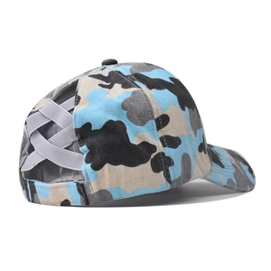 Vue détaillée de la casquette camouflage pour queue de cheval avec dos élastique croisé
