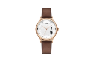 Dettaglio di un orologio in oro rosa con cinturino in pelle marrone e quadrante floreale