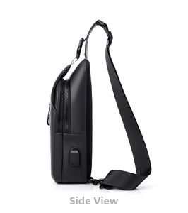 Seitenansicht der schwarzen Crossbody-Brusttasche mit USB-Ladeanschluss und Doppelreißverschluss