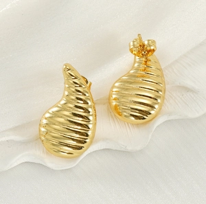 Détails des boucles d'oreilles goutte dorées avec texture nervurée et fermoir papillon