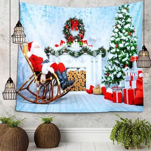 Kerstman wandtapijt met feestelijke boom en open haard voor interieurdecoratie in huis