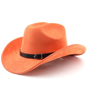 Detail eines hellorangen Wildleder-Cowboyhuts mit schwarzem Lederband und Metallschnalle