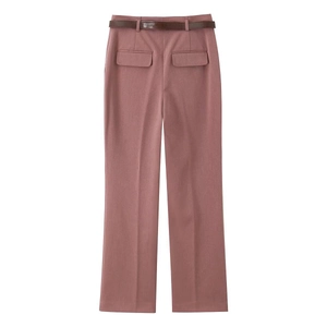 Detailansicht der rosa Hose mit geradem Bein und einem schmalen dunkelbraunen Gürtel