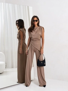 Ensemble haut drapé sans manches et pantalon large marron moka pour femme avec plis
