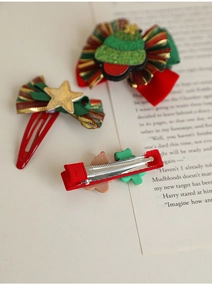 Détail de barrettes de Noël avec nœuds et étoile brillante sur fond chaleureux
