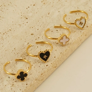 Set de cuatro anillos de acero inoxidable de 18K con motivos de trébol y corazón, oro