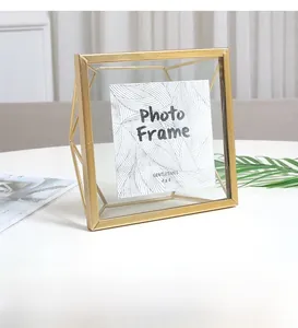 Détail d'un cadre photo 4x4 géométrique en métal doré avec verre au style nordique moderne
