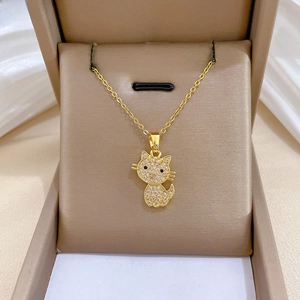 Primo piano della collana in titanio dorato con ciondolo a gatto scintillante e cristalli
