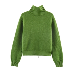 Dettaglio del maglione in maglia a coste verde erba con doppia cerniera metallica alla moda