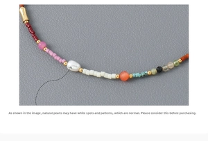Vue détaillée du collier de perles colorées avec perle blanche naturelle et accents dorés