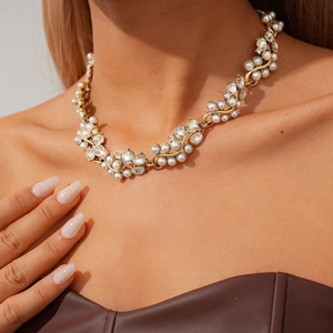 Gros plan détaillé d'un collier de perles vintage avec cristaux sur monture dorée chic