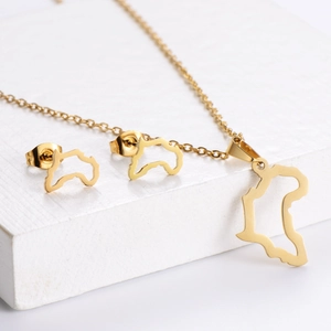Set di gioielli minimalista in acciaio dorato con pendente a mappa traforata ed orecchini